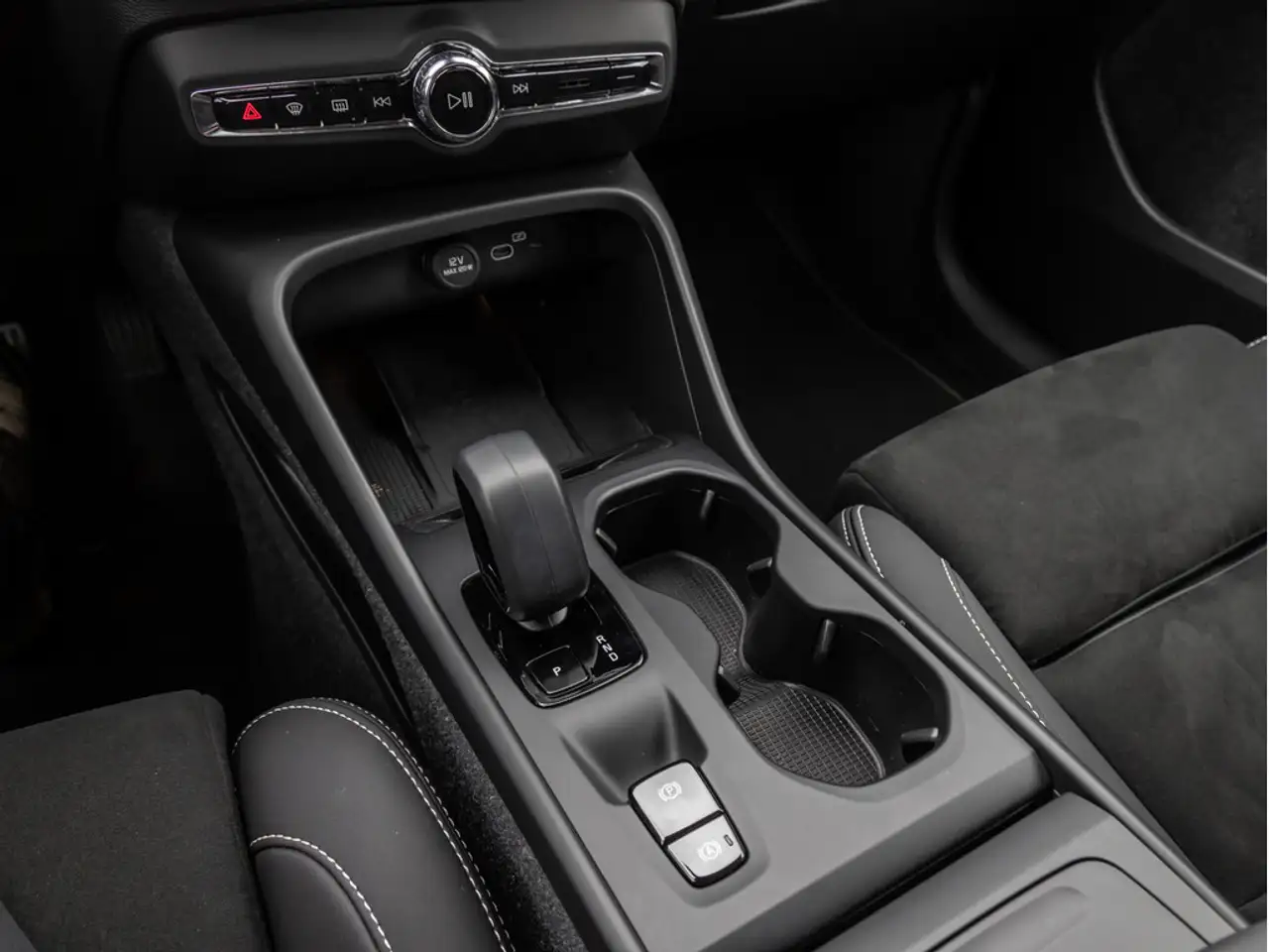 Volvo XC40 B3 DKG Core PDC SHZ KAMERA FACEL. LED — Galería del vehículo 40