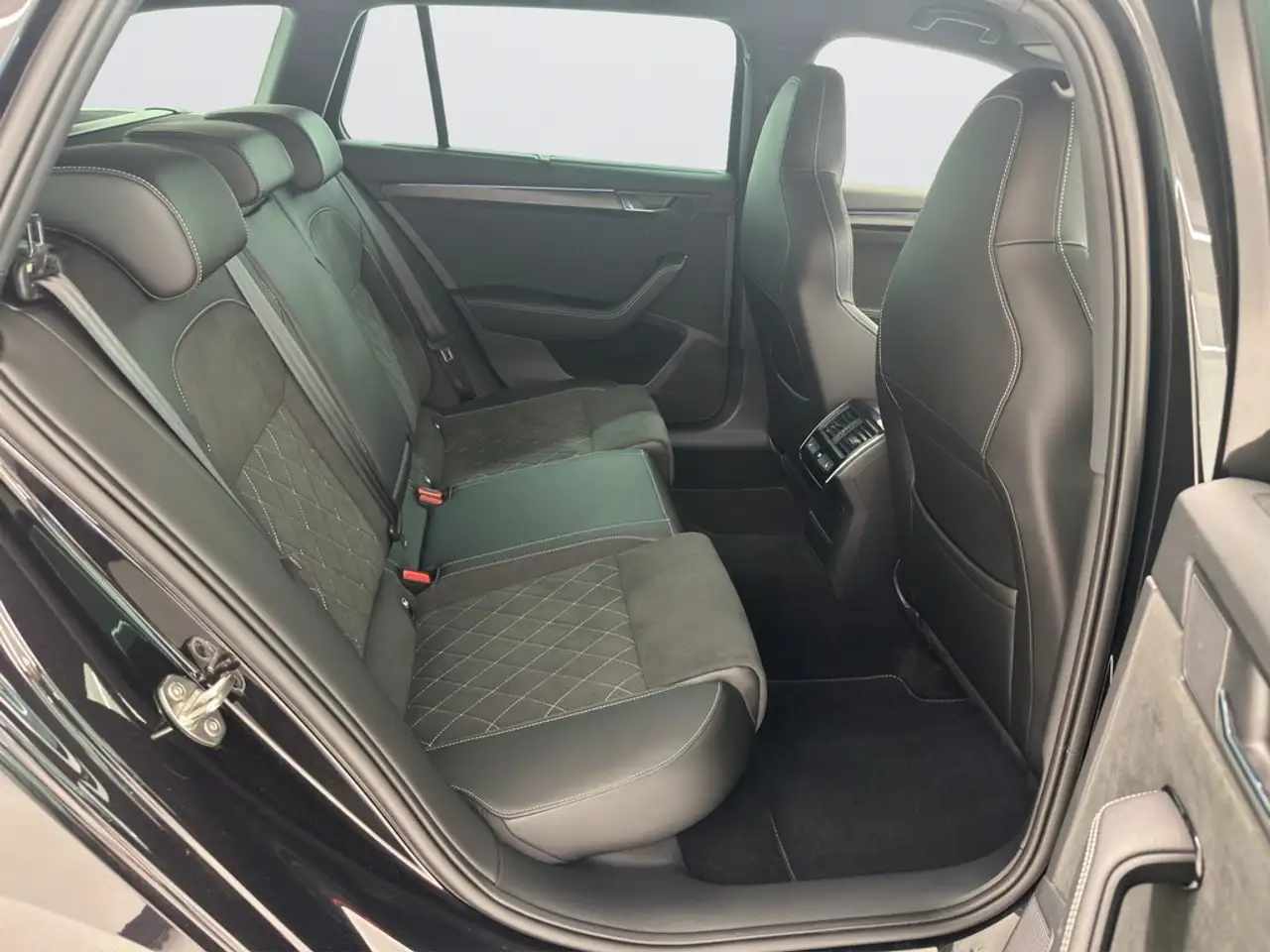 Skoda Superb Combi Sportline 2.0 TSI DSG AHK/ACC/NAVI — Vehicle gallery 17