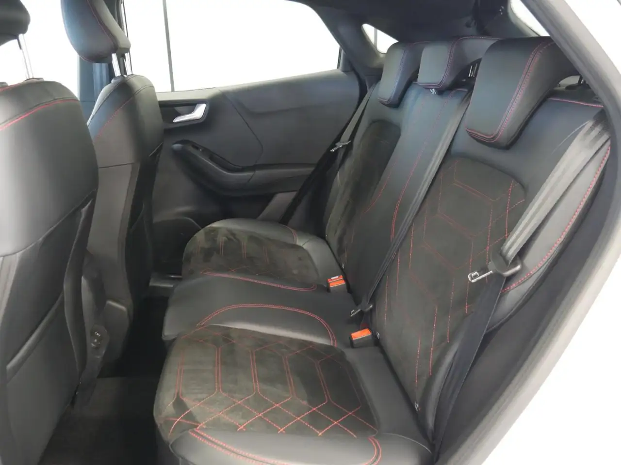 Ford Puma 1.0 EcoBoost MHEV ST-Line X 125 — معرض صور السيارة 17