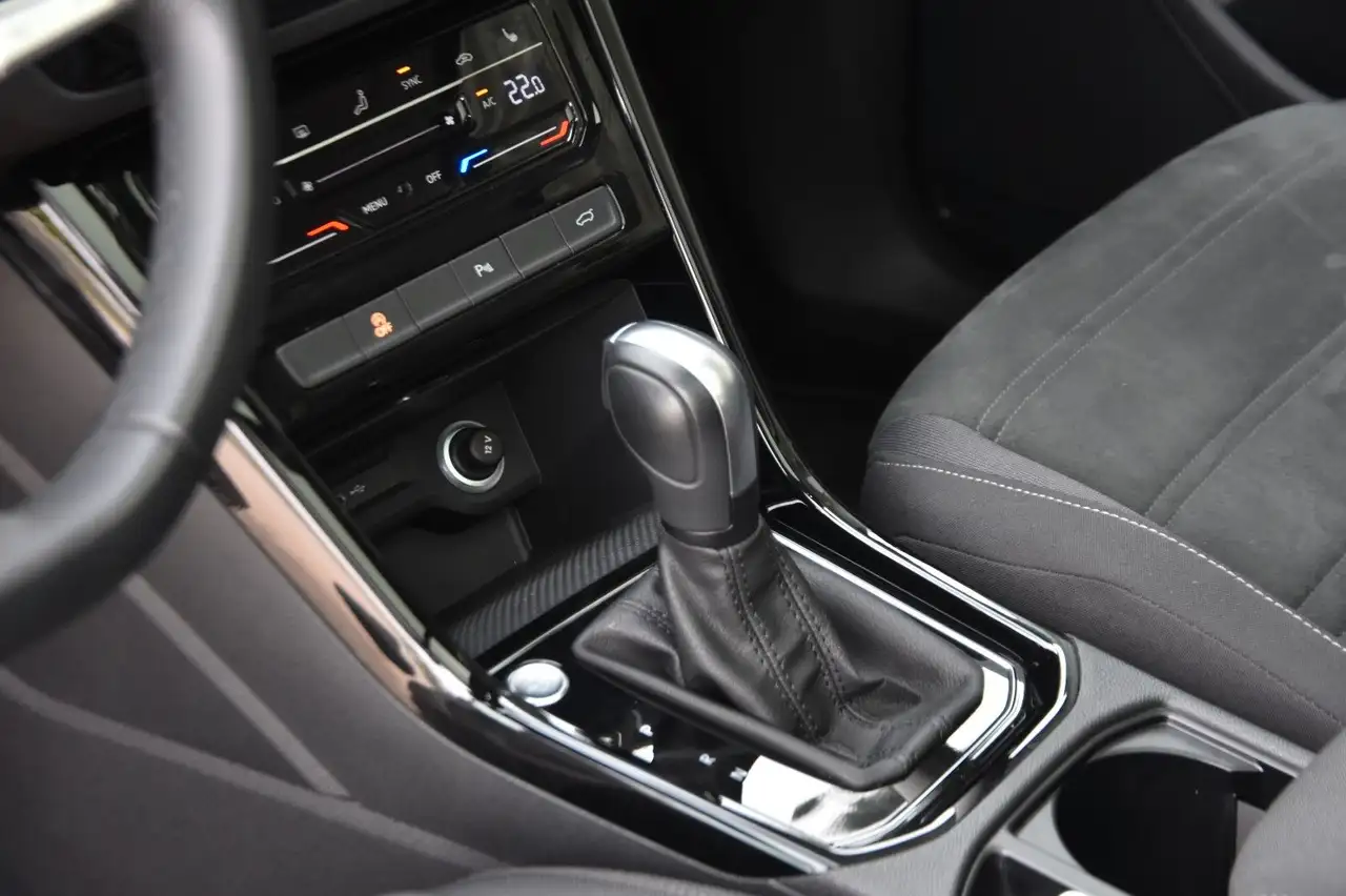 Volkswagen Touran Highline 1.5TSI DSG PANO VIRTUAL 7SITZE — Galería del vehículo 9