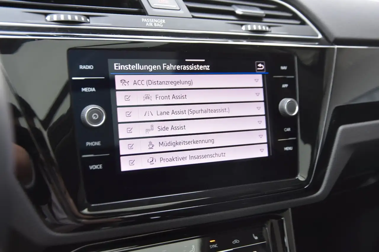 Volkswagen Touran Highline 1.5TSI DSG PANO VIRTUAL 7SITZE — Galería del vehículo 18