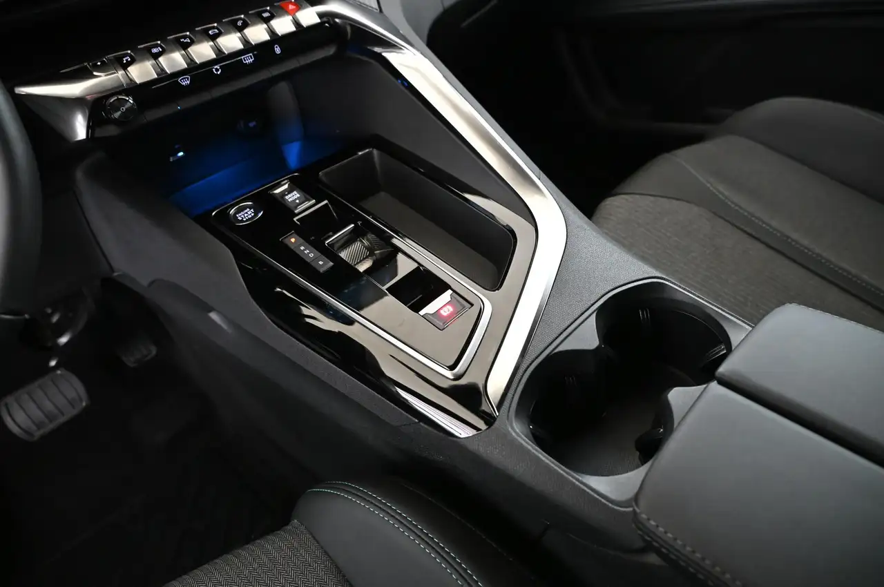 Peugeot 3008 1.6 180 PHEV e-EAT8 Allure-Pack LED/ACC/19 — Galería del vehículo 14