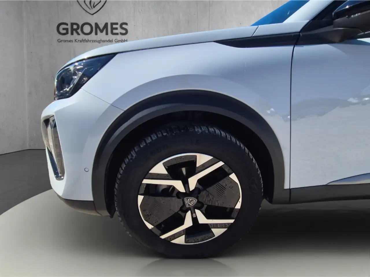 Peugeot 2008 Allure PT 130 EAT8 LED SHZ GripControl Fahrerprofi — Vehicle gallery 11