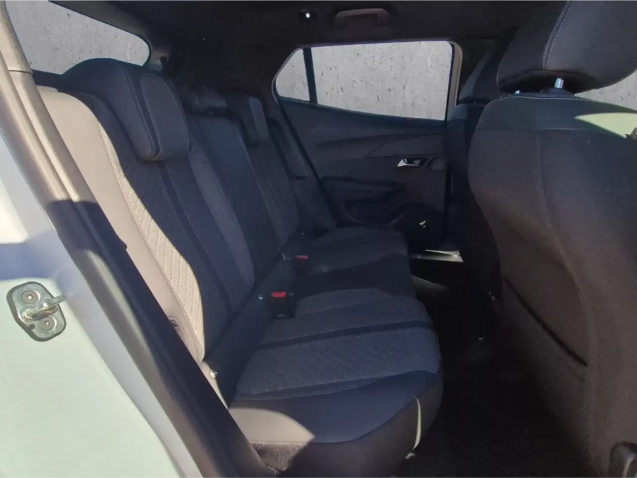 Peugeot 2008 Allure PT 130 EAT8 LED SHZ GripControl Fahrerprofi — Vehicle gallery 14