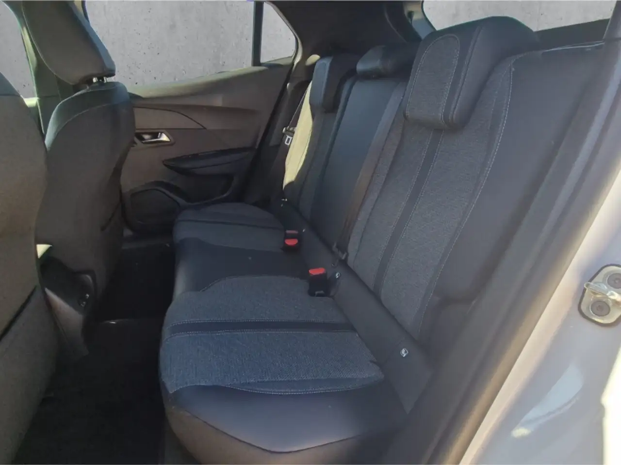 Peugeot 2008 Allure PT 130 EAT8 LED SHZ GripControl Fahrerprofi — Vehicle gallery 8