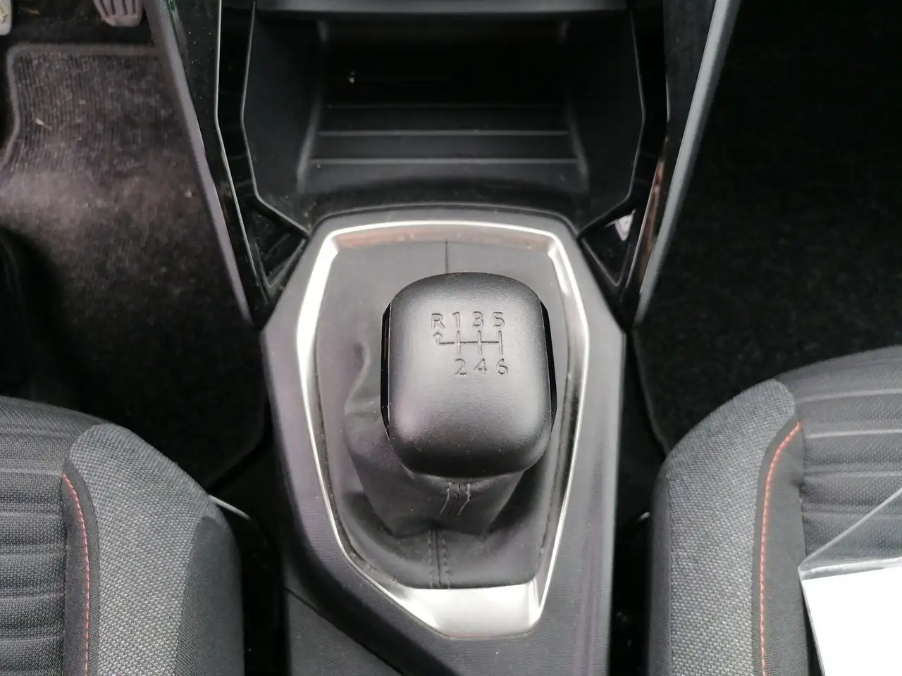 Peugeot 208 1.2 PureTech 100 Active Pack PDC Sitzheiz. — معرض صور السيارة 18