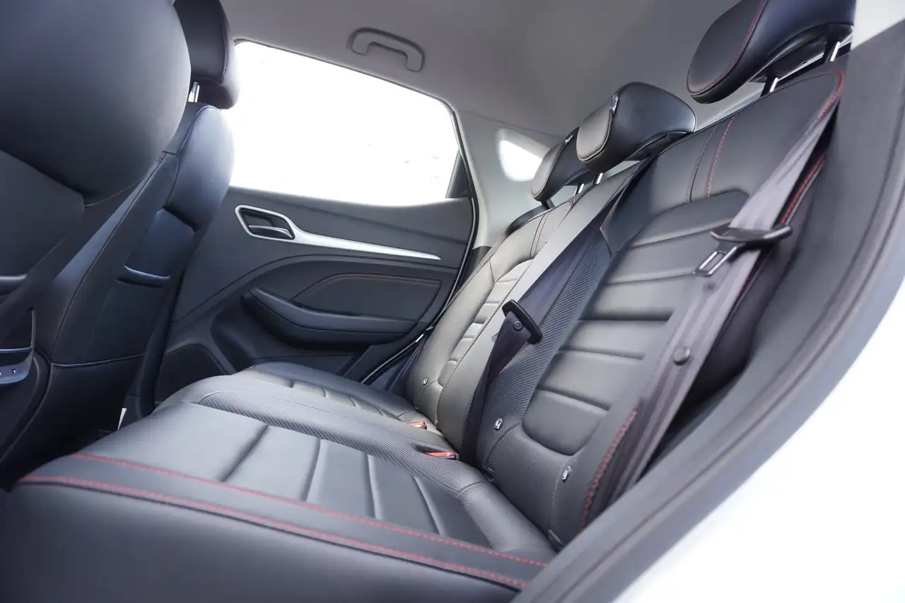 MG ZS 1.0 T-GDI Luxury Aut. LED Navi 360° Tempomat — Galería del vehículo 15