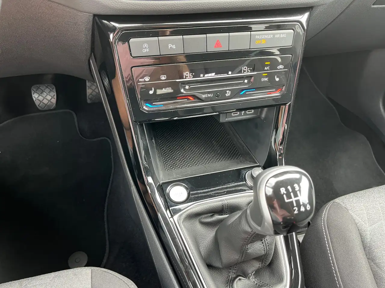 Volkswagen T-Cross 1.0 TSI Life LED CAM Sitzhzg Einparkh — Galería del vehículo 8