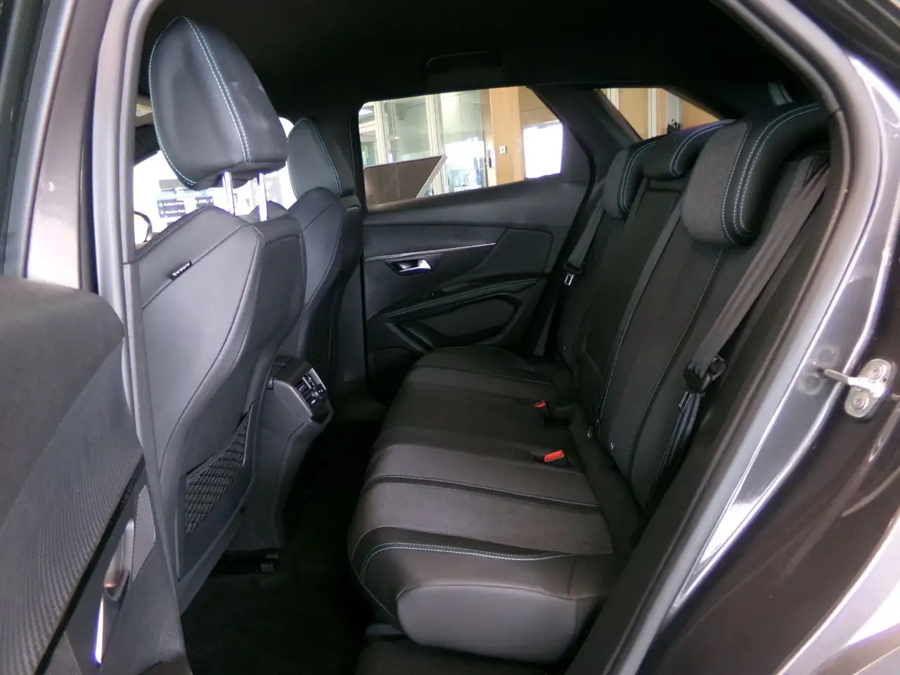 Peugeot 3008 1.2 PureTech ALLURE LED+Navi+SHZ+Winterp. — معرض صور السيارة 12