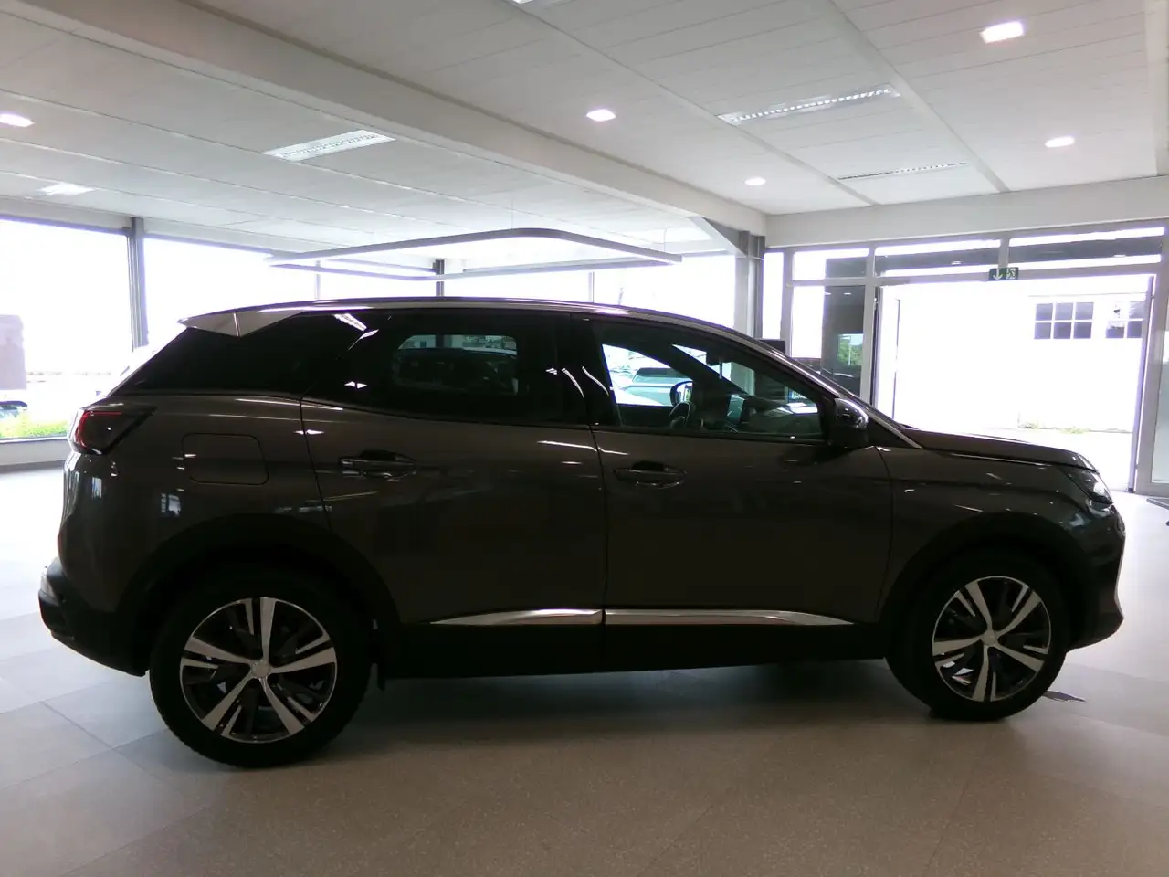 Peugeot 3008 1.2 PureTech ALLURE LED+Navi+SHZ+Winterp. — معرض صور السيارة 9