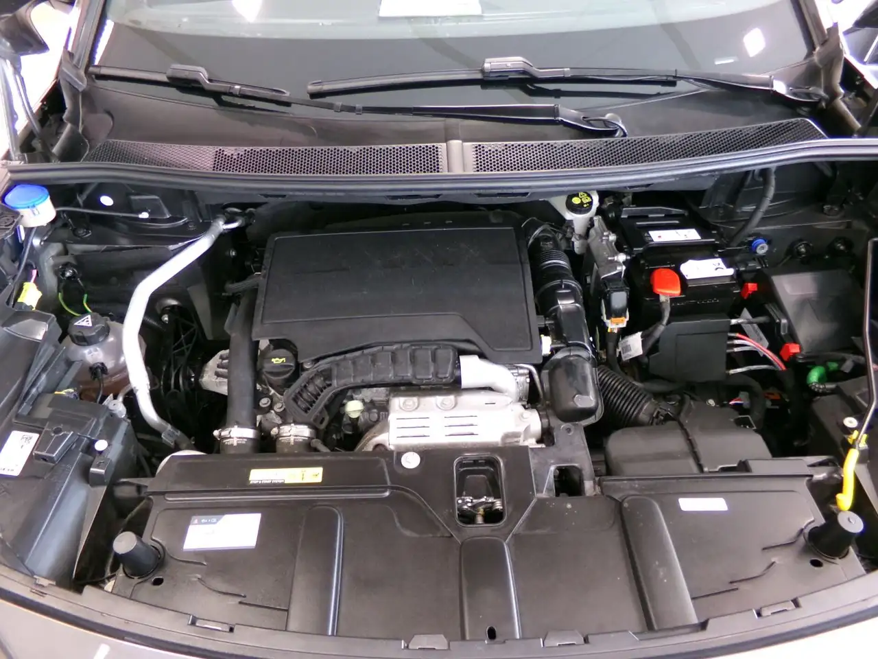 Peugeot 3008 1.2 PureTech ALLURE LED+Navi+SHZ+Winterp. — معرض صور السيارة 20