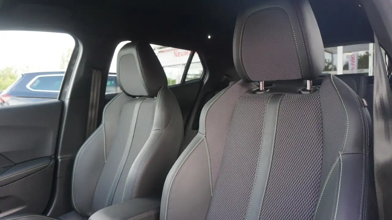 Peugeot 2008 GT EAT8 LED Android Apple DAB Spurhalte PDC — Galerie du véhicule 14