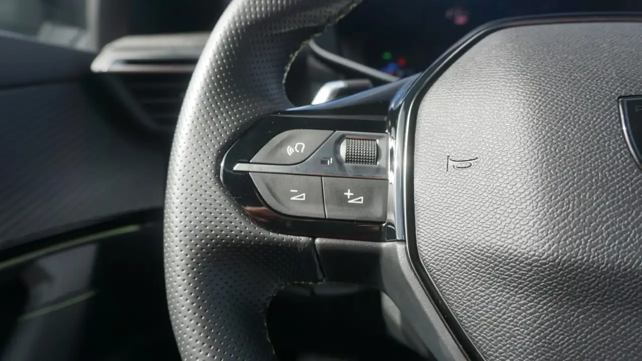 Peugeot 2008 GT EAT8 LED Android Apple DAB Spurhalte PDC — Galerie du véhicule 11