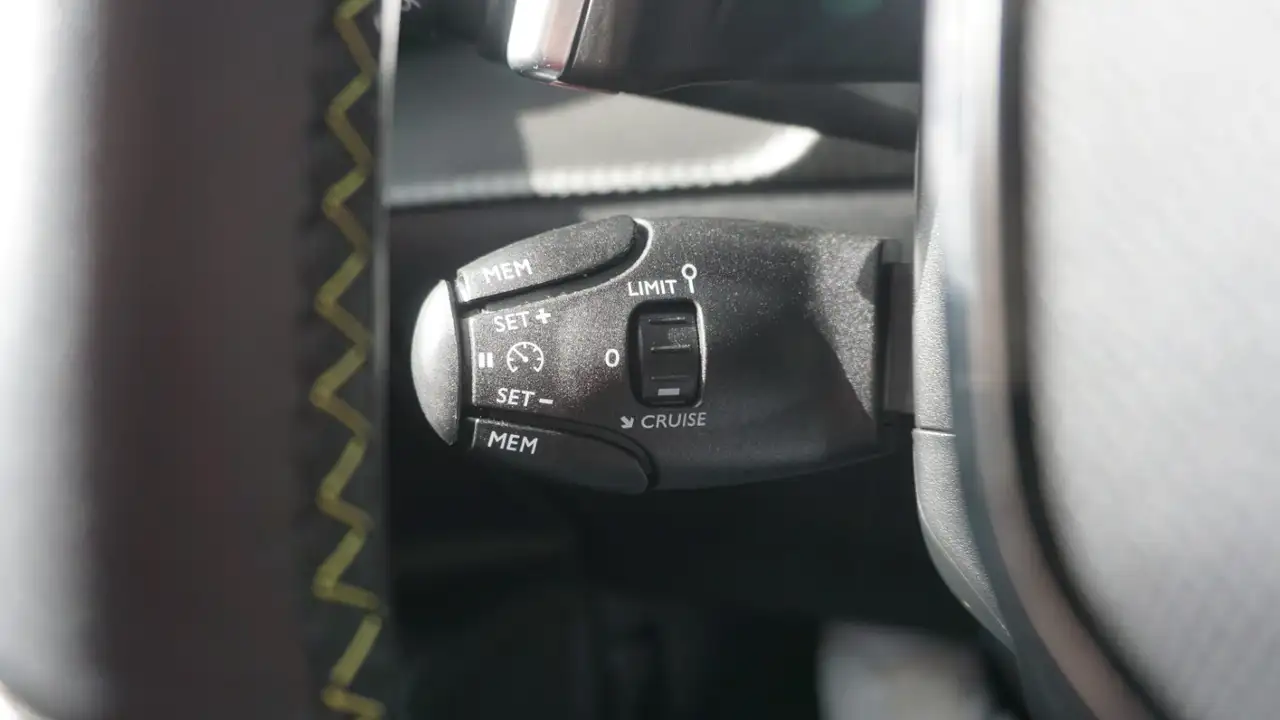 Peugeot 2008 GT EAT8 LED Android Apple DAB Spurhalte PDC — Galerie du véhicule 18