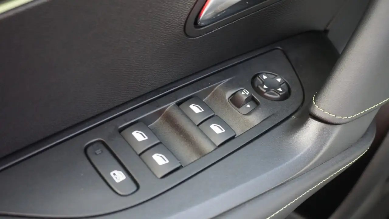 Peugeot 2008 GT EAT8 LED Android Apple DAB Spurhalte PDC — Galerie du véhicule 21