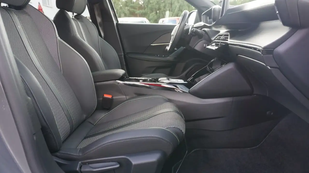Peugeot 2008 GT EAT8 LED Android Apple DAB Spurhalte PDC — Galerie du véhicule 29