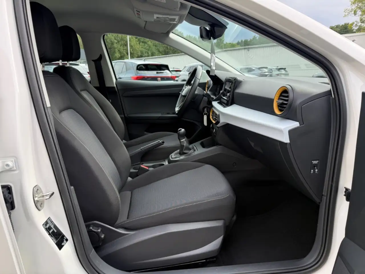 SEAT Ibiza 1.0 TSI Style Edition FullLink Tempo LED DAB — معرض صور السيارة 28