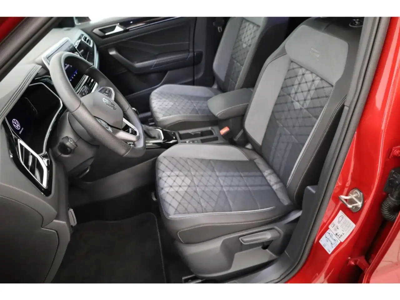 Volkswagen T-Roc 1.5 TSI R-Line 6-Gg. LED/Standhz./NAV/RFK — Vehicle gallery 7