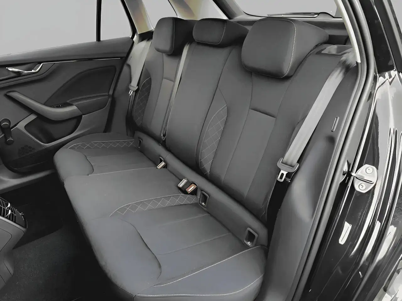 Skoda Kamiq Ambition 1.0 TSI 110PS LED PDC hinten 16" Alufelgen CarPlay LED-Scheinwerfer Sitzheizung Ebener Ladeboden Bluetooth DAB — Vehicle gallery 13