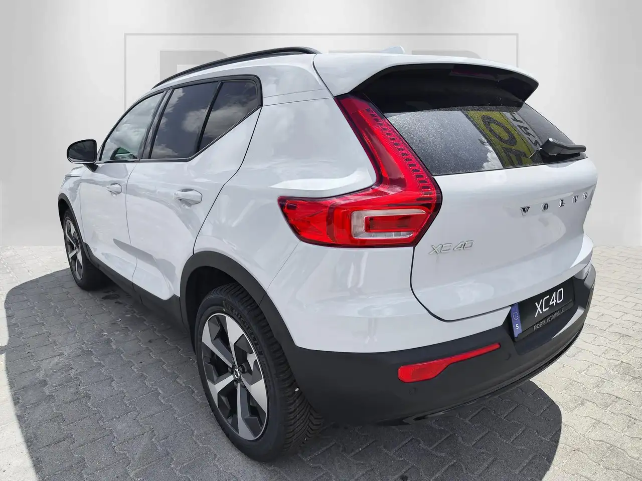 Volvo XC40 B3 FWD Plus Dark 19" ACC BLIS CAM H/K LED — Vehicle gallery 3