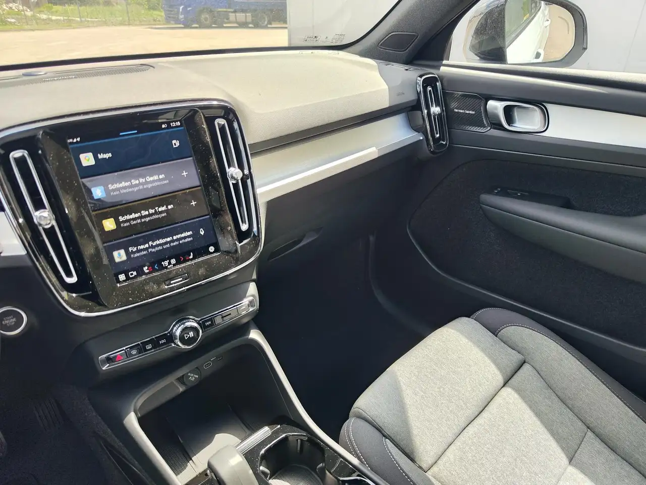 Volvo XC40 B3 FWD Plus Dark 19" ACC BLIS CAM H/K LED — Vehicle gallery 22