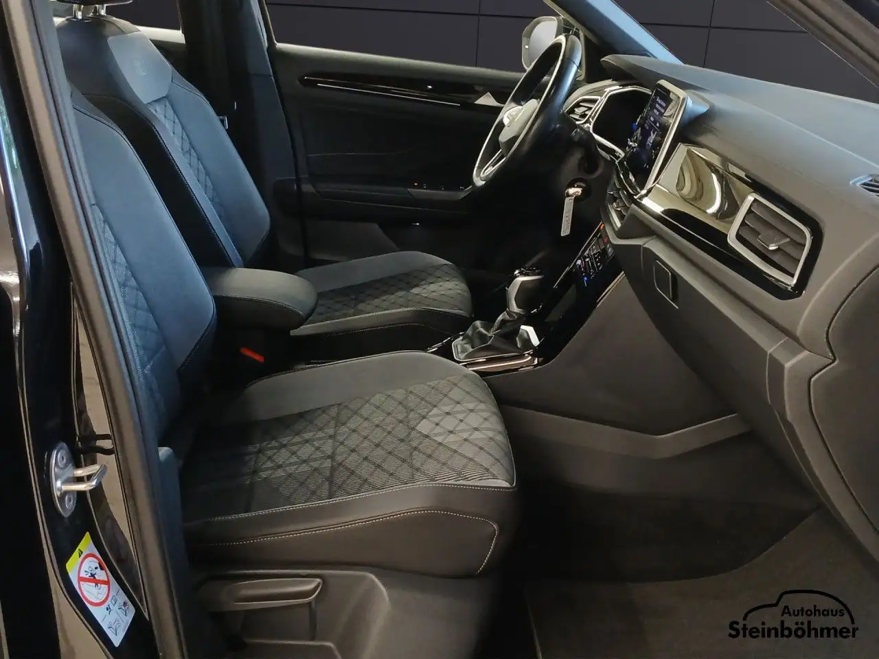 Volkswagen T-Roc R-Line 1.5TSI DSG Navi IQLight RearView LED — معرض صور السيارة 13