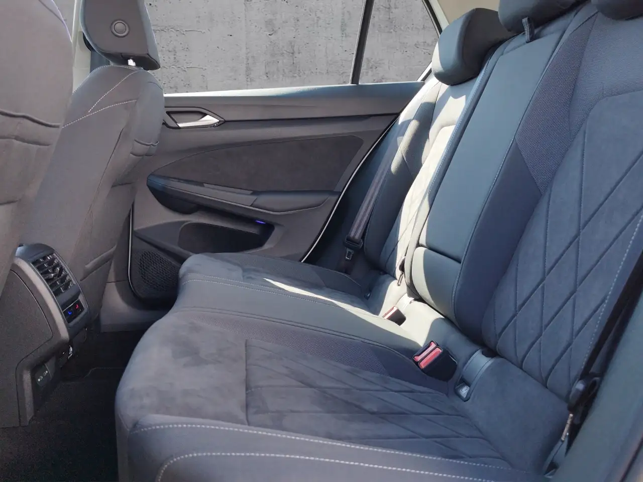 Volkswagen Golf VIII Style 1.5eTSI DSG LED/NAV/RFK/SHZ — Vehicle gallery 11