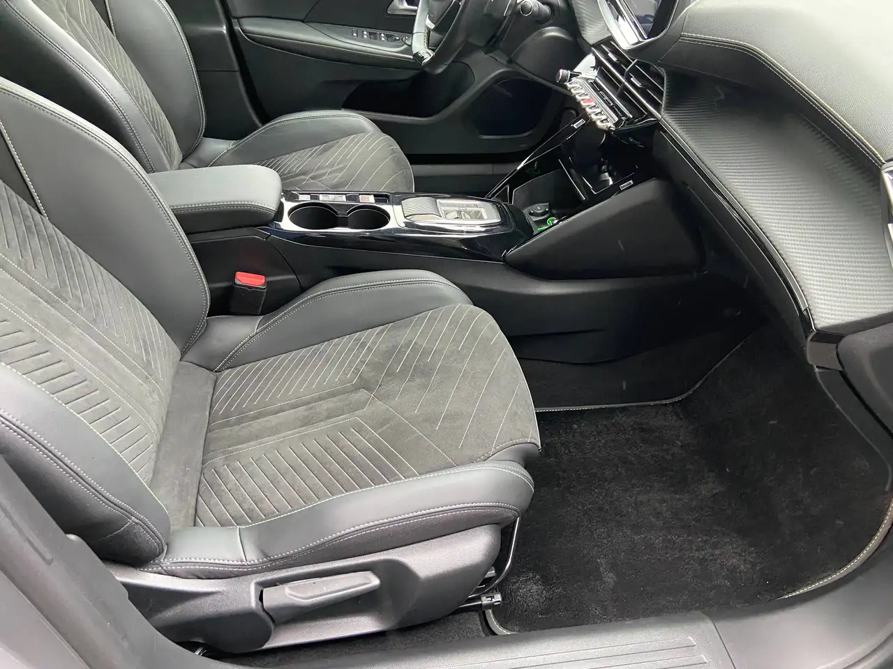Peugeot 2008 GT PureTech 130 EAT8 — Galería del vehículo 11