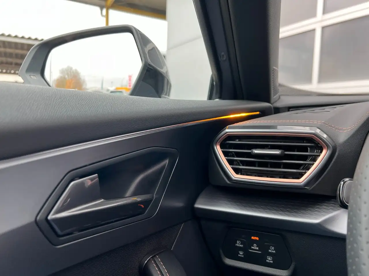 CUPRA Formentor 1.5 eTSI DSG NAVI PANO AHK 19" GAR 28 — Vehicle gallery 33