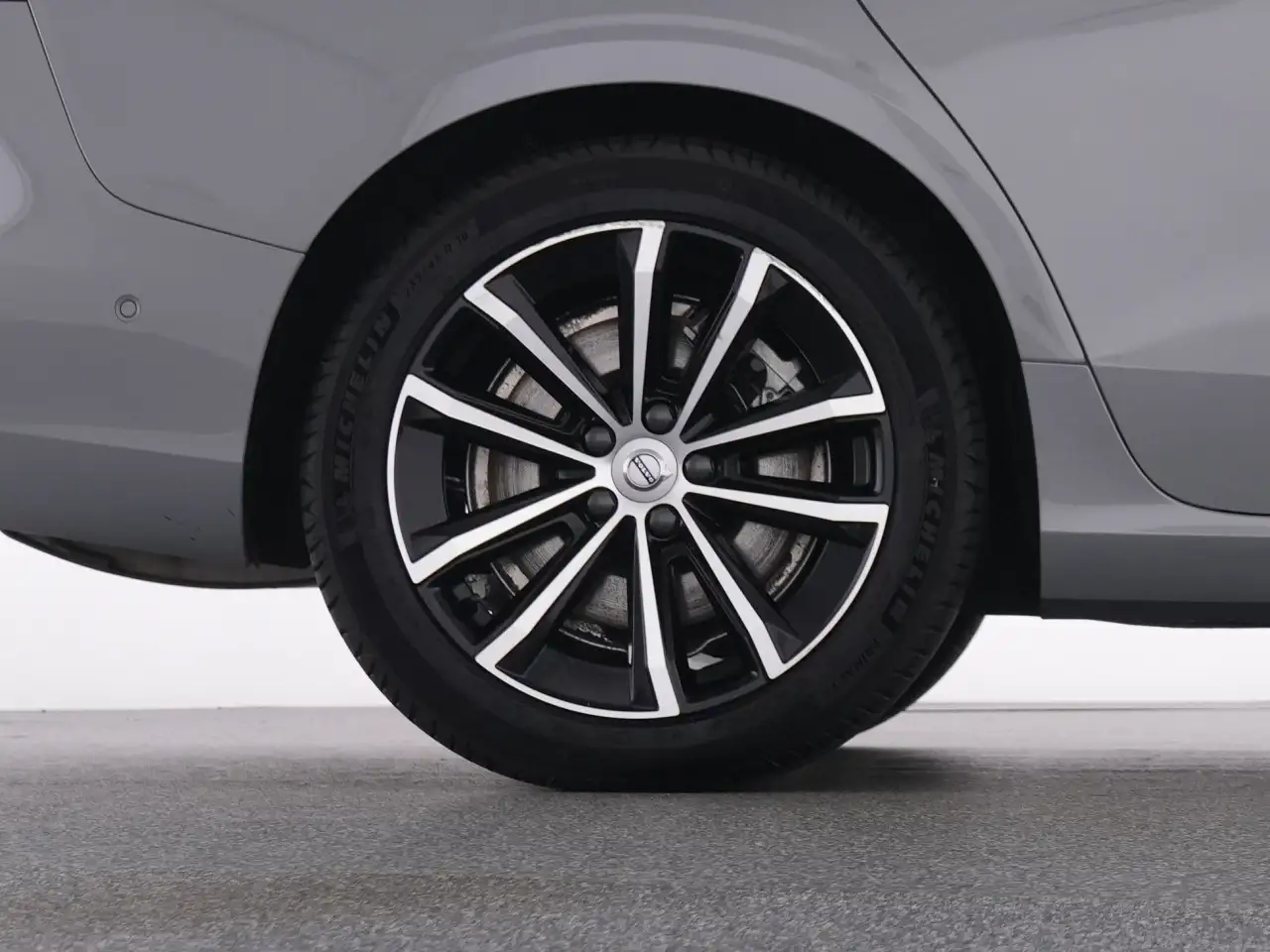 Volvo V60 T8 Recharge Plus Dark+ AHK+FAP+HKSOUND+LM+ — معرض صور السيارة 24