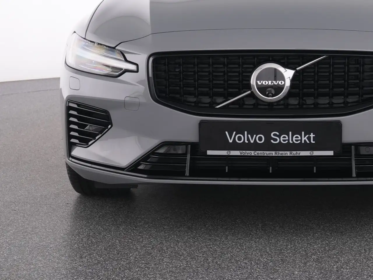 Volvo V60 T8 Recharge Plus Dark+ AHK+FAP+HKSOUND+LM+ — معرض صور السيارة 18