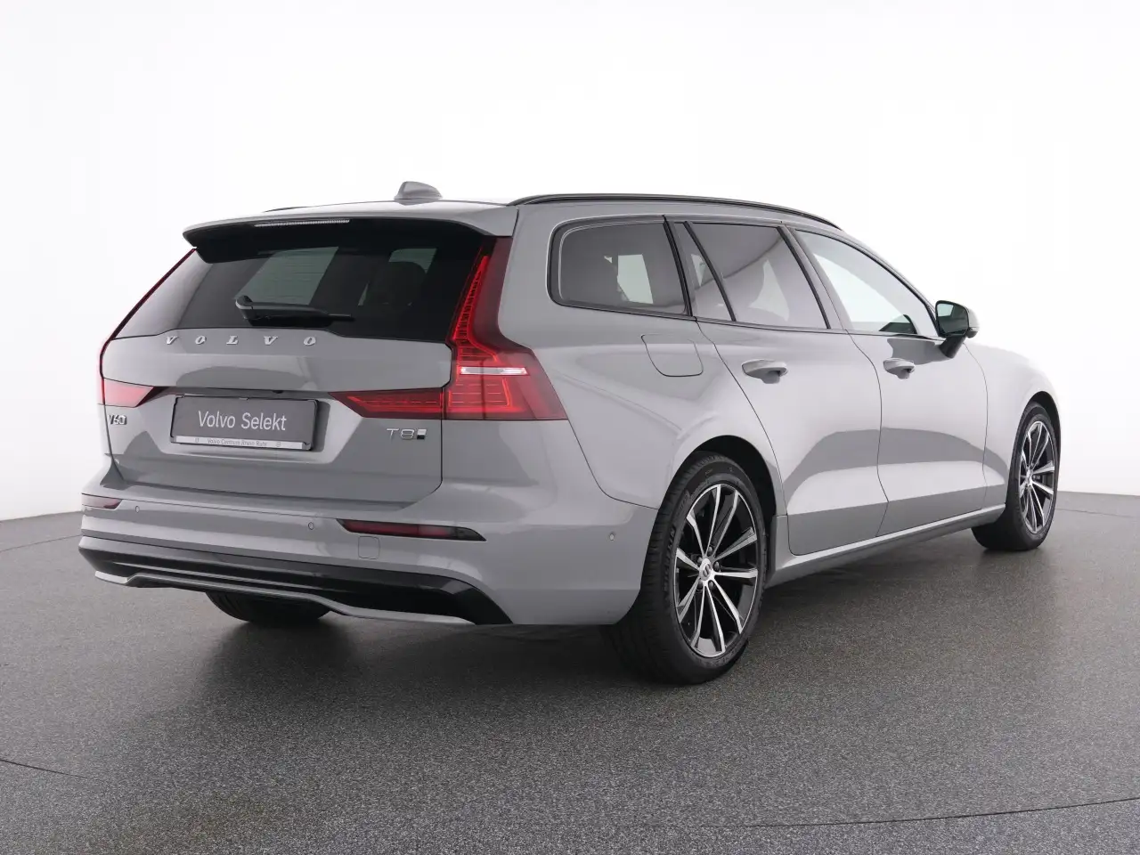 Volvo V60 T8 Recharge Plus Dark+ AHK+FAP+HKSOUND+LM+ — معرض صور السيارة 4