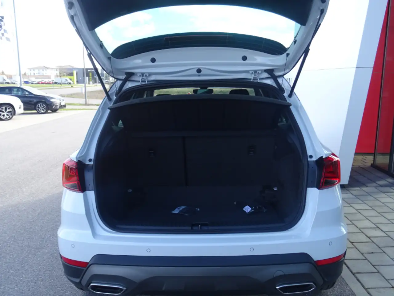 SEAT Arona Arona 1.0 TSI FR 115PS Navi ACC Totwink. 18"Alu Ke — معرض صور السيارة 5