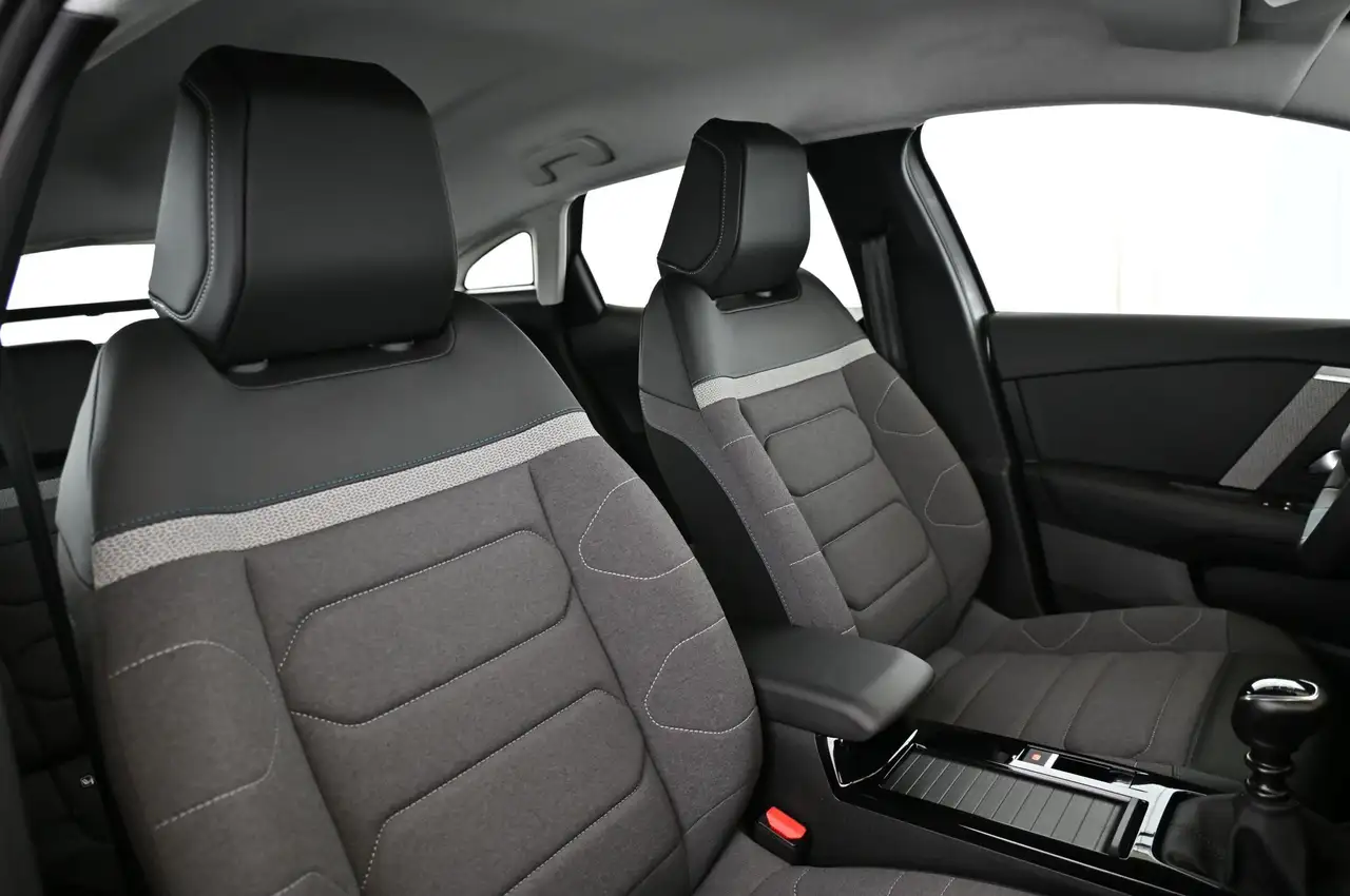 Citroen C4 1.2 PT 130 PLUS LED/NAVI/SHZ/KAELTE-PAKET/18 — Galerie du véhicule 27