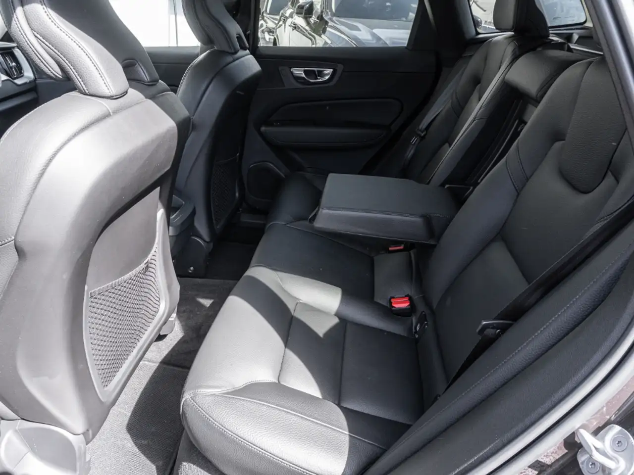 Volvo XC60 Plus Dark 2WD Digitales Cockpit Memory Sitze Sound — Galerie du véhicule 16