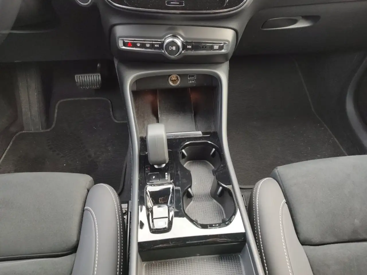 Volvo XC40 T5 Plus Dark PHEV 2WD NAVI ACC Klimaut RFK PDC SHZ — معرض صور السيارة 13