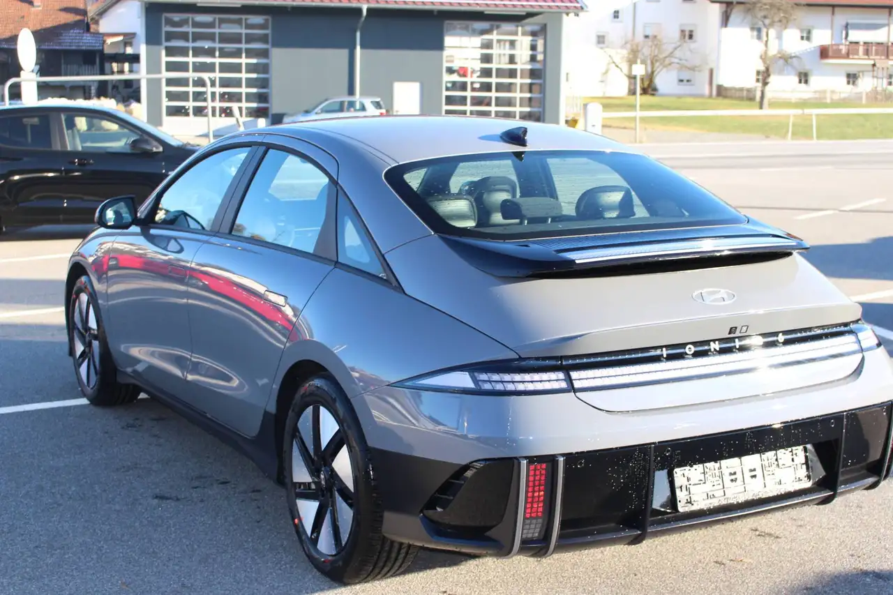 Hyundai IONIQ 6 Heckantrieb 53kWh Batt. Basismodell — Vehicle gallery 5