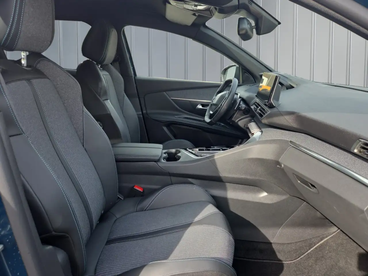 Peugeot 3008 Allure Pack 136 Hybrid Aut.+Sitzhz+Navi+AHK Klima — معرض صور السيارة 11