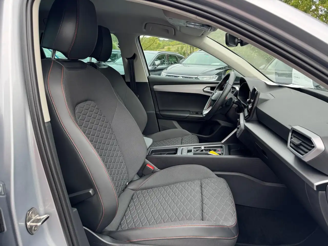 SEAT Leon 1.5 eTSI *DSG*FR*PDCHI+VO*TEMPOMAT*DAB*VOLL — Galería del vehículo 11