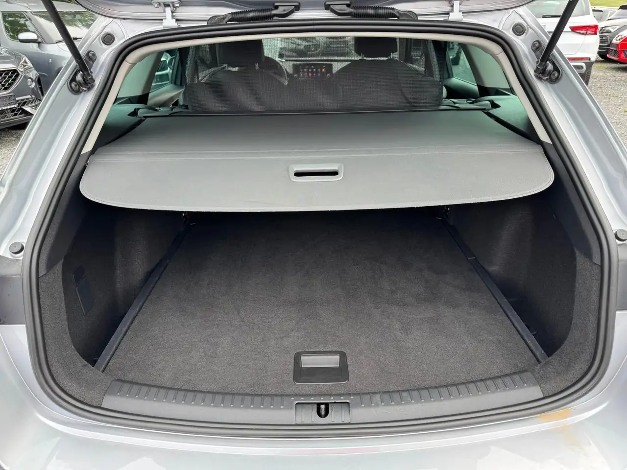 SEAT Leon 1.5 eTSI *DSG*FR*PDCHI+VO*TEMPOMAT*DAB*VOLL — Galería del vehículo 9
