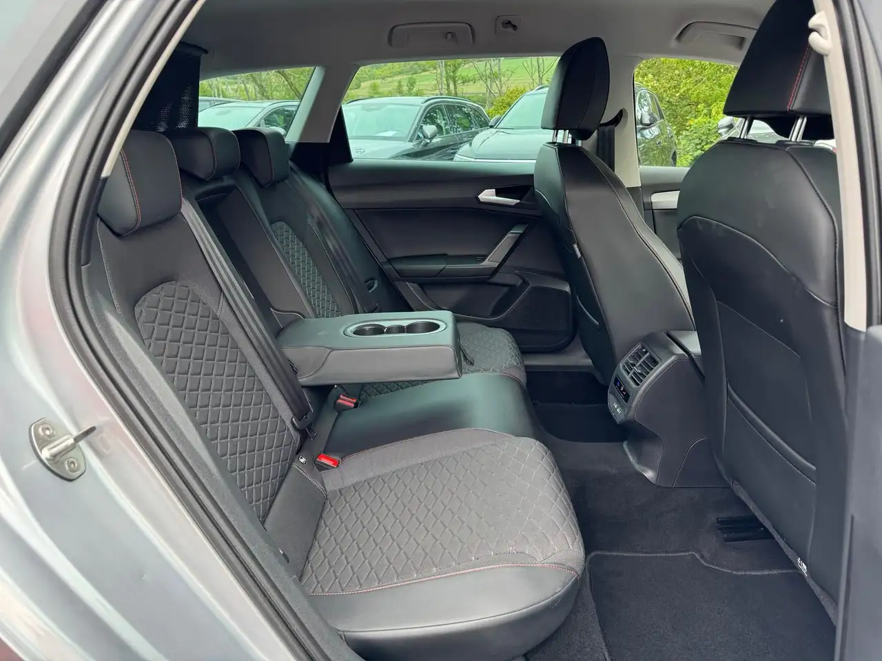SEAT Leon 1.5 eTSI *DSG*FR*PDCHI+VO*TEMPOMAT*DAB*VOLL — Galería del vehículo 10
