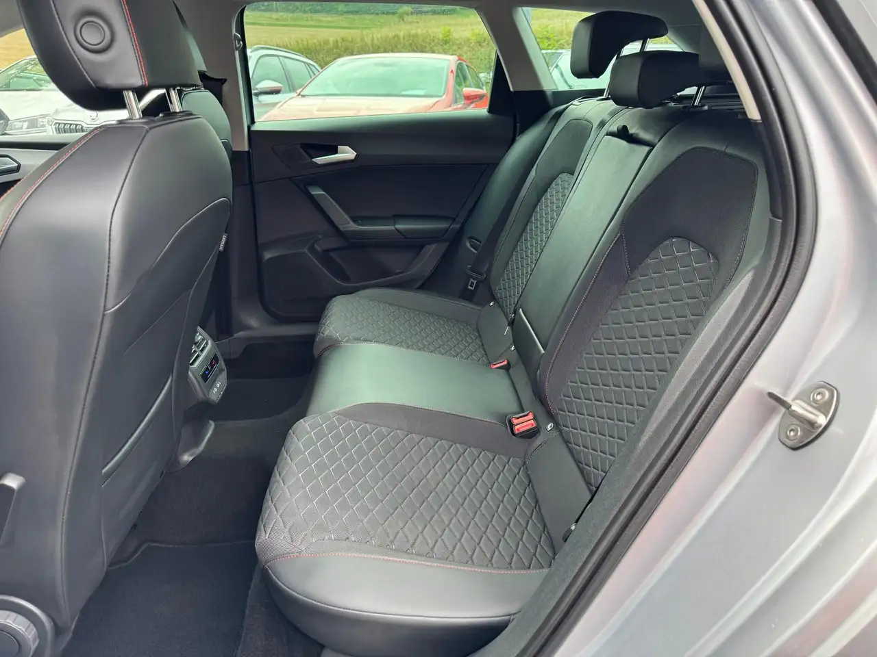 SEAT Leon 1.5 eTSI *DSG*FR*PDCHI+VO*TEMPOMAT*DAB*VOLL — Galería del vehículo 8