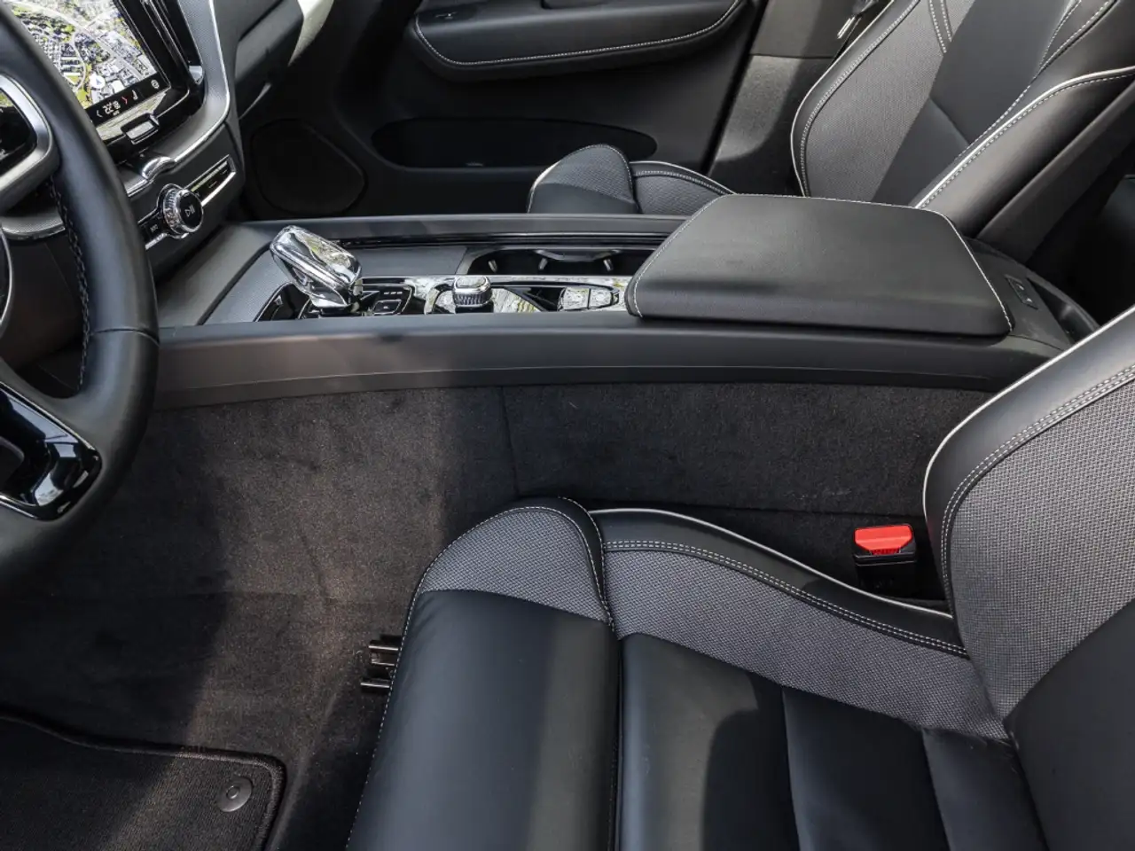 Volvo XC60 Plus Black Edition Recharge Plug-In Hybrid AWD AD — Vehicle gallery 15