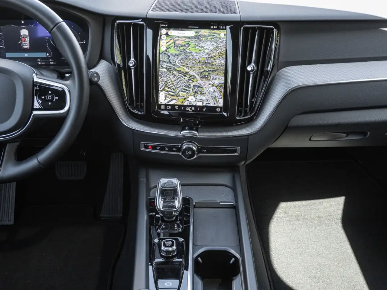 Volvo XC60 Plus Black Edition Recharge Plug-In Hybrid AWD AD — Vehicle gallery 12