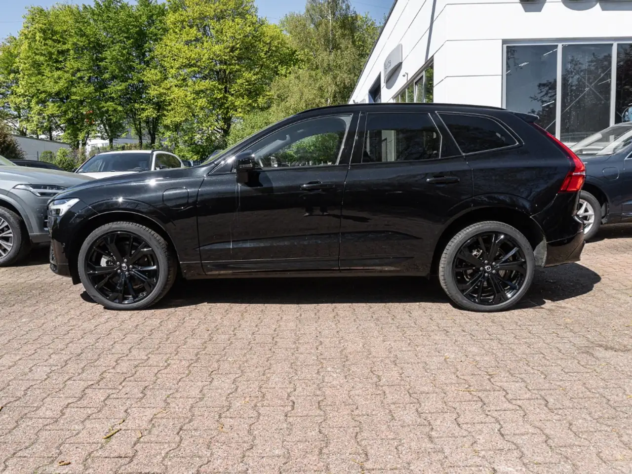 Volvo XC60 Plus Black Edition Recharge Plug-In Hybrid AWD AD — Vehicle gallery 4