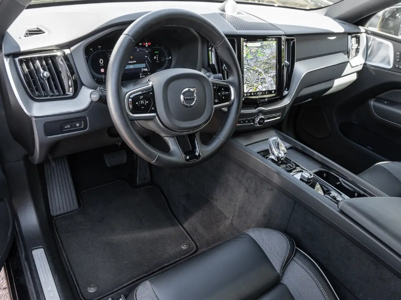 Volvo XC60 Plus Black Edition Recharge Plug-In Hybrid AWD AD — Vehicle gallery 9
