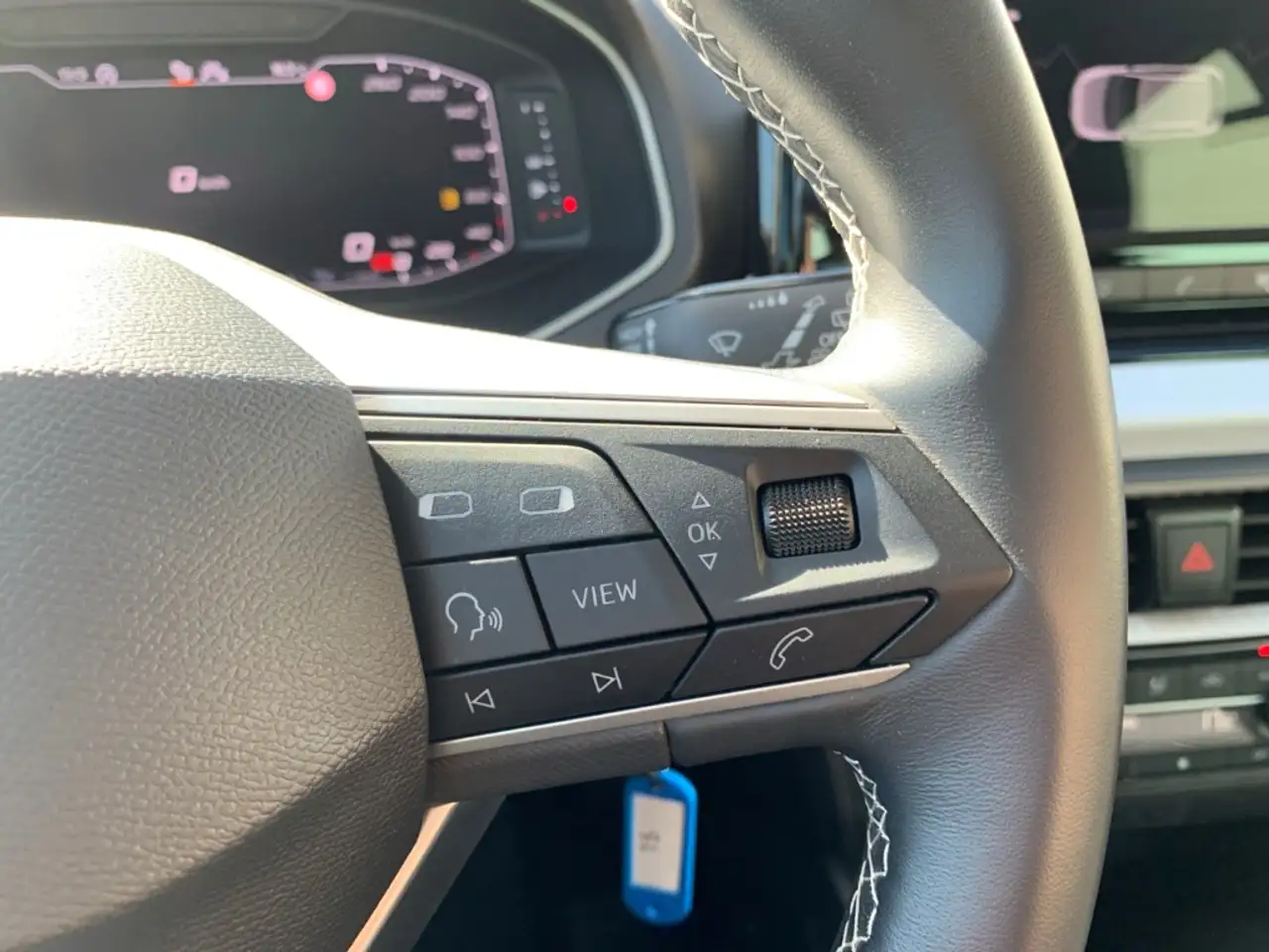 SEAT Ibiza STYLE EDITION 1.0 TSI PDC+SHZ+TEMPOMAT+DAB — Galería del vehículo 23