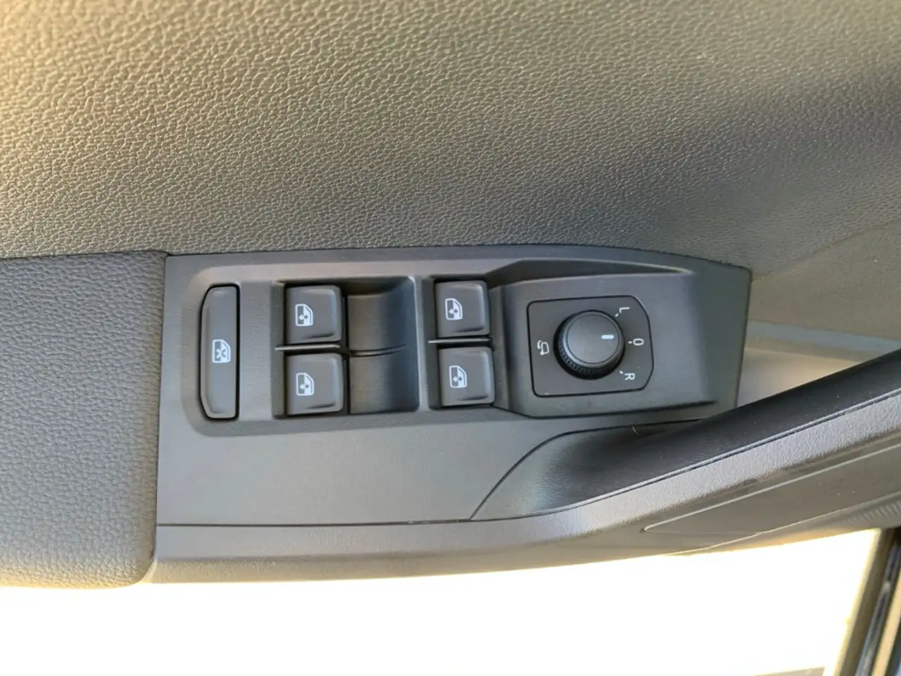 SEAT Ibiza STYLE EDITION 1.0 TSI PDC+SHZ+TEMPOMAT+DAB — Galería del vehículo 20