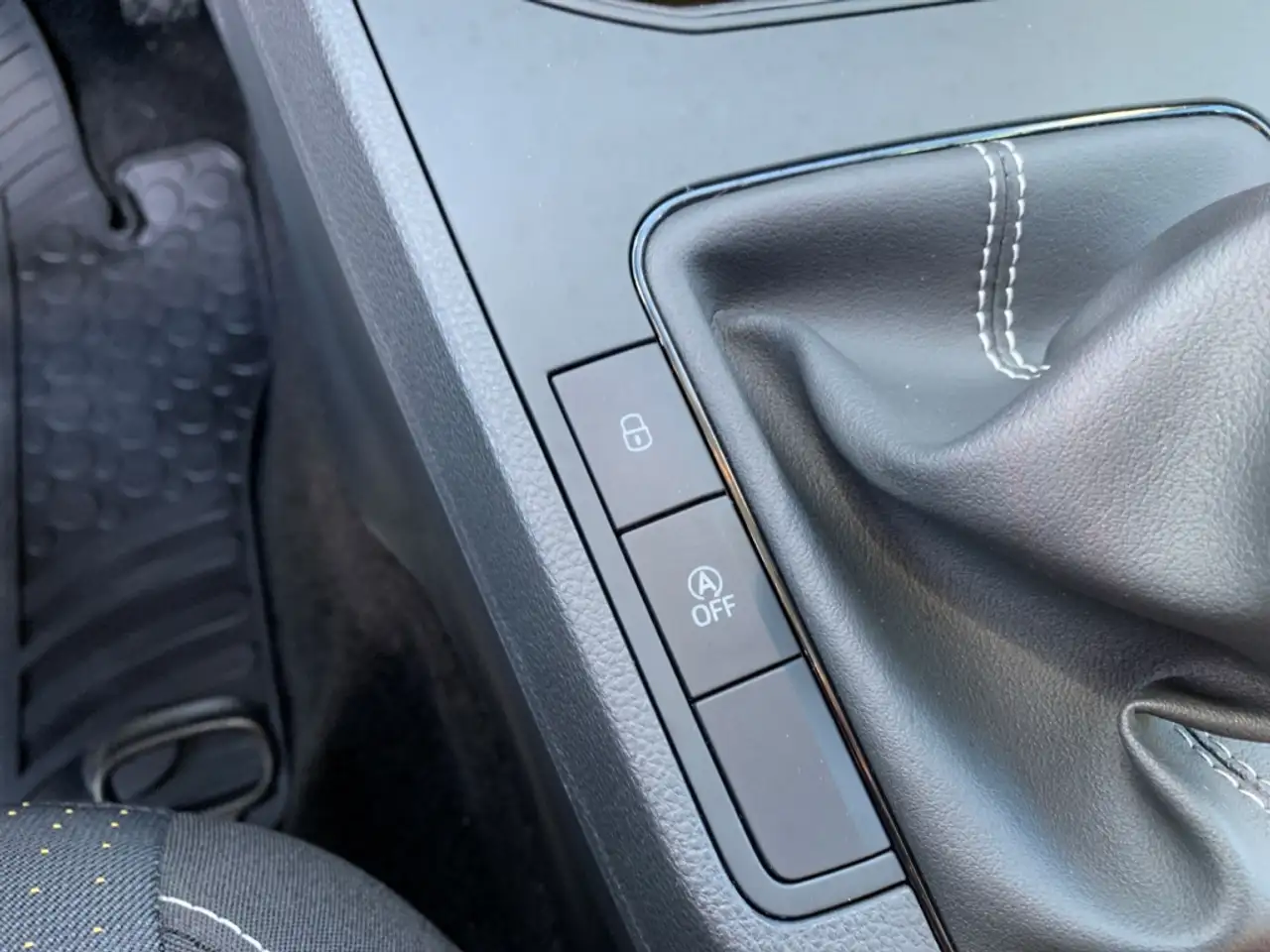 SEAT Ibiza STYLE EDITION 1.0 TSI PDC+SHZ+TEMPOMAT+DAB — Galería del vehículo 35