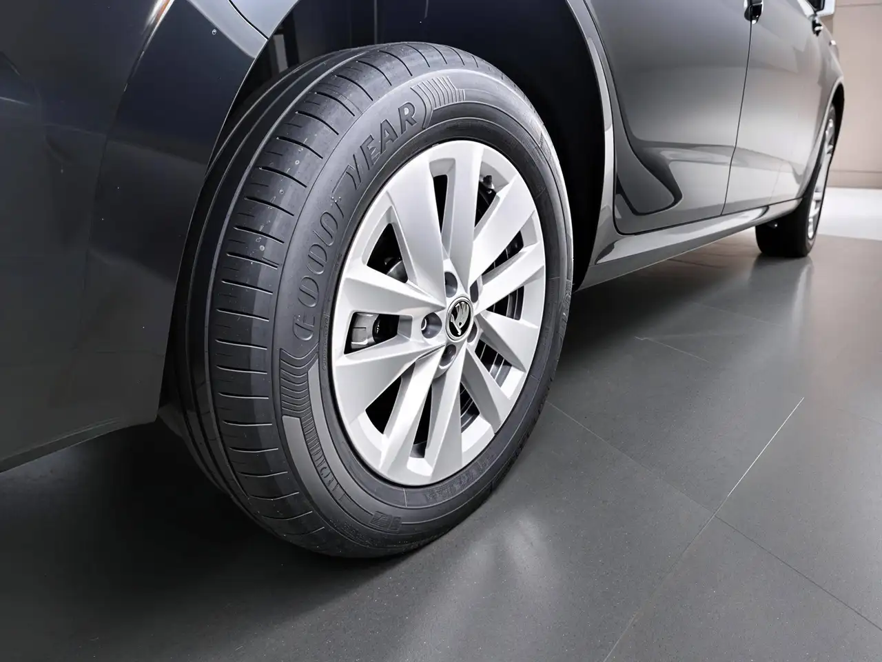 Skoda Kamiq Ambition 1.0TSI 110PS Sitzheizung LED PDC Begrenzer 16"Alufelgen Spurhalteassist Berganfahrassistent CarPlay Reserverad — معرض صور السيارة 15